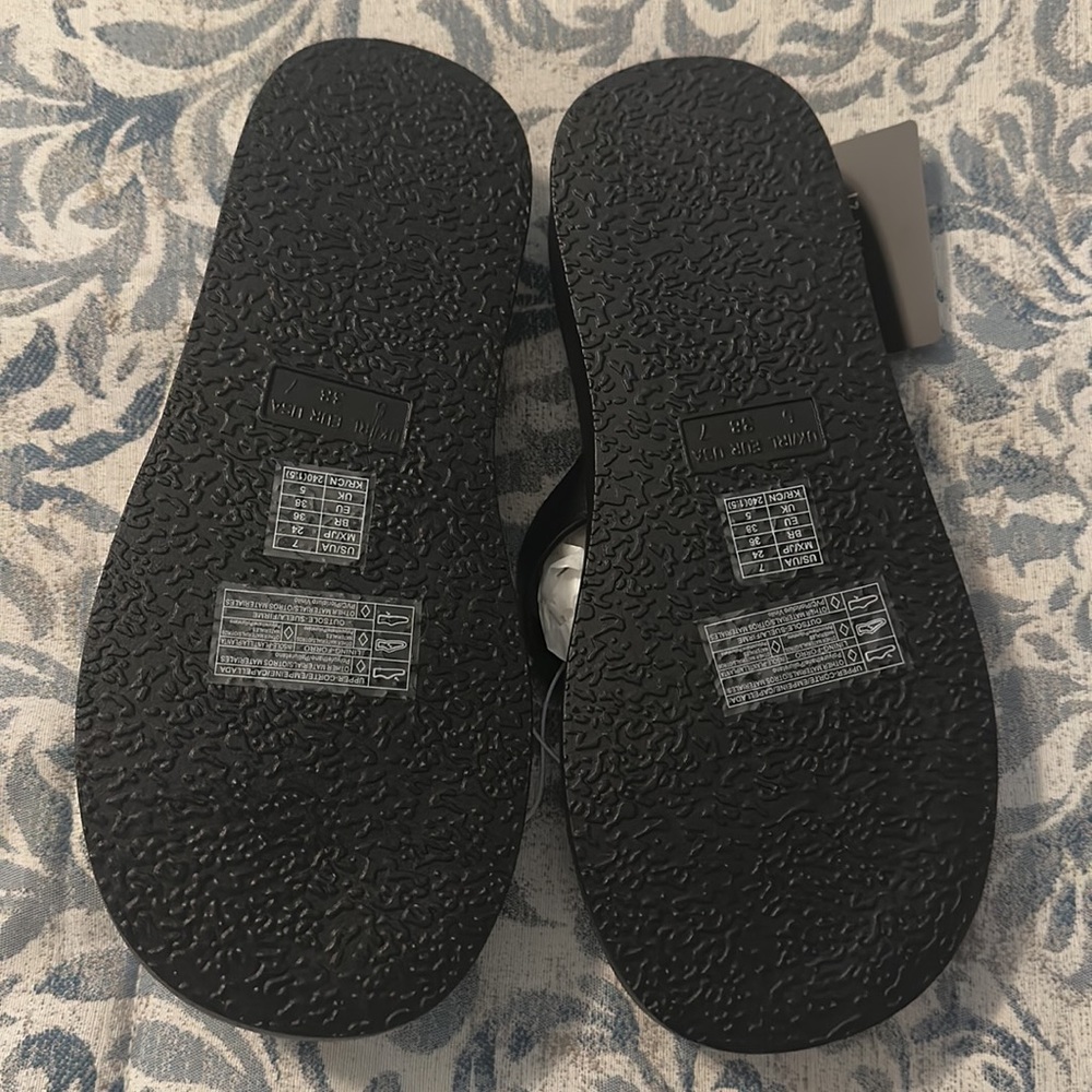 Forever 21 black platform thong sandals size 7 - Picture 4 of 5